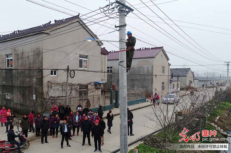 江苏淮安：乡贤出资做亮化 公益之举暖人心