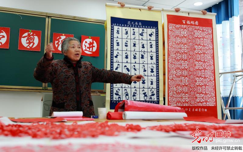 78岁退休教师重返校园传承“非遗”