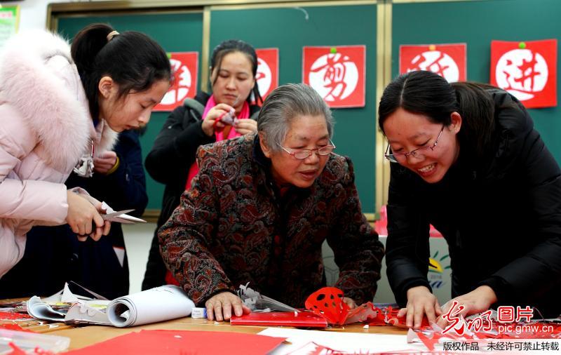 78岁退休教师重返校园传承“非遗”