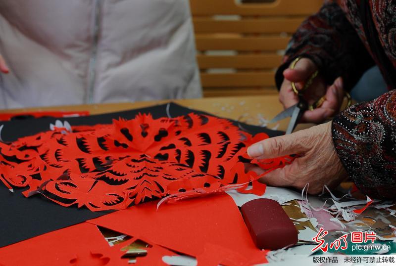 78岁退休教师重返校园传承“非遗”