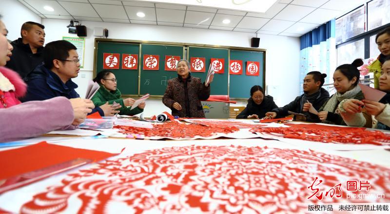 78岁退休教师重返校园传承“非遗”