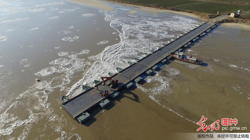 黄河东营段工作人员拆除浮桥确保河道安全