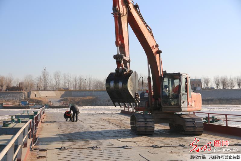 黄河东营段工作人员拆除浮桥确保河道安全