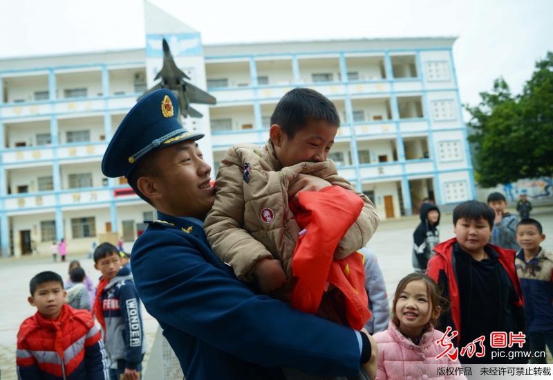 广西来宾：爱国主义教育进山村课堂