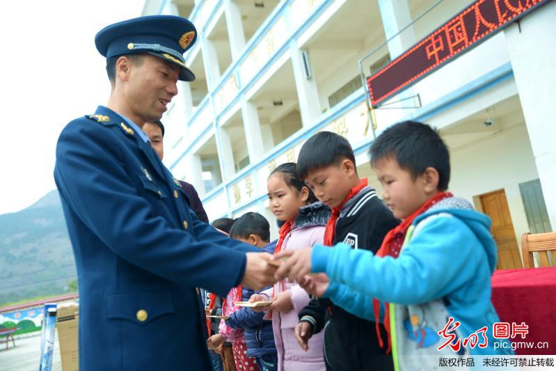 广西来宾:爱国主义教育进山村课堂 广西来宾:爱国主义教育进山村课堂