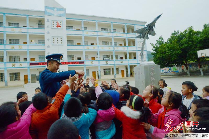 广西来宾：爱国主义教育进山村课堂