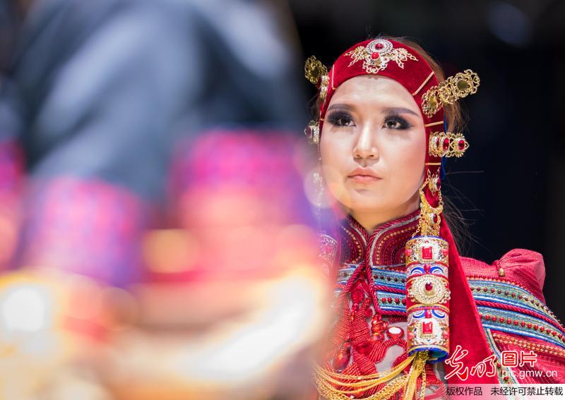 呼和浩特上演蒙古族元素时尚秀