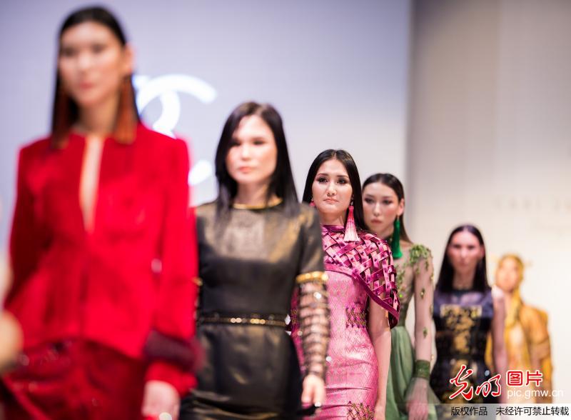 呼和浩特上演蒙古族元素时尚秀