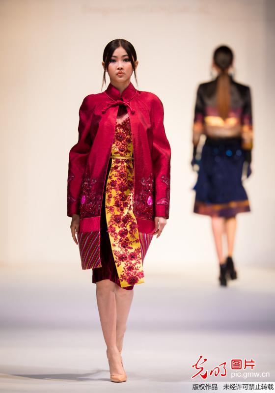 呼和浩特上演蒙古族元素时尚秀