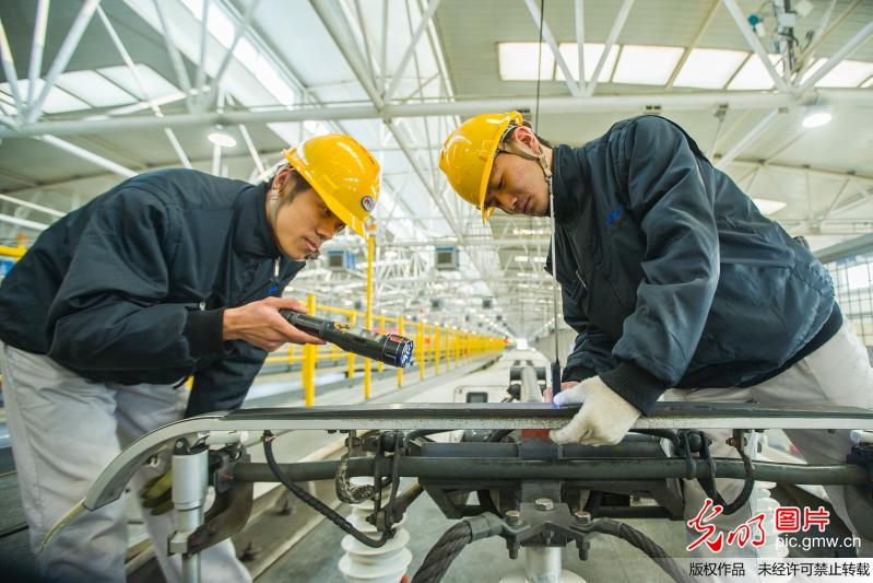 陕西西安：动车“体检” 迎接2018年春运