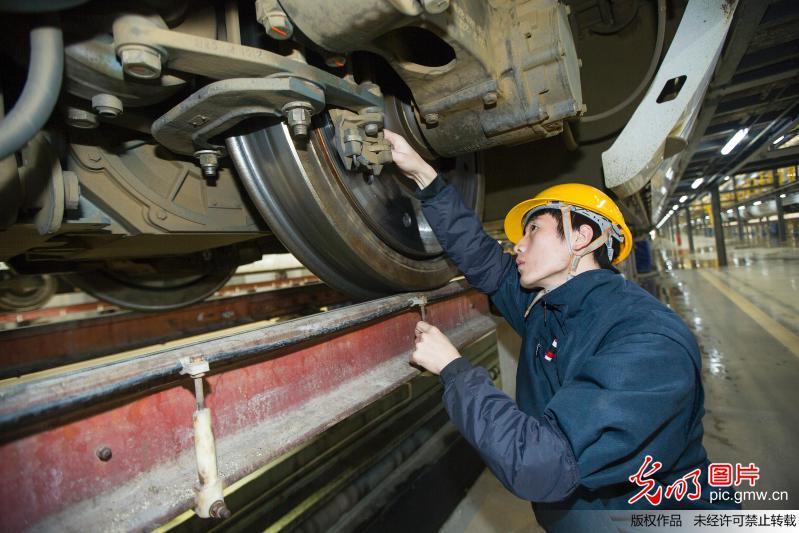 陕西西安：动车“体检” 迎接2018年春运