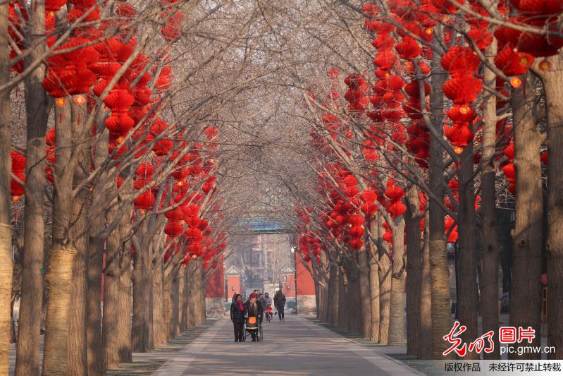 北京地坛公园开始庙会景观布置