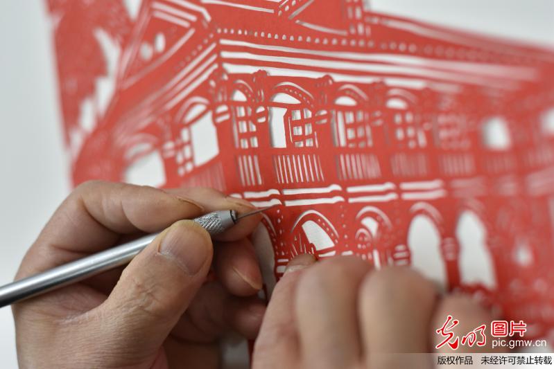 民间艺人剪纸纪念遵义会议八十三周年