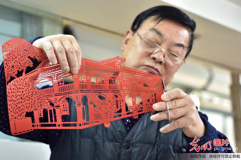 民间艺人剪纸纪念遵义会议八十三周年