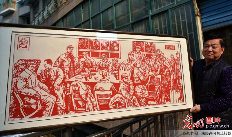 民间艺人剪纸纪念遵义会议八十三周年