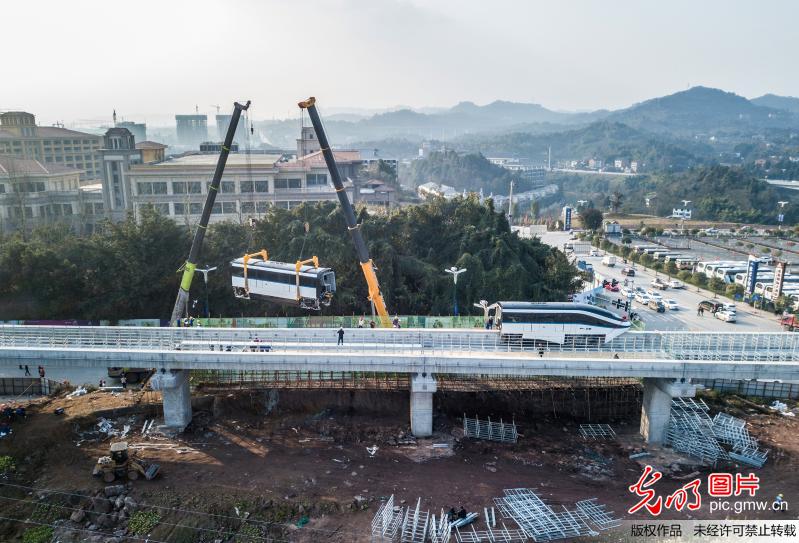 四川广安：云轨列车车厢吊装上线即将运行