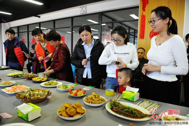 山东青岛居民举办年夜饭厨艺大比拼