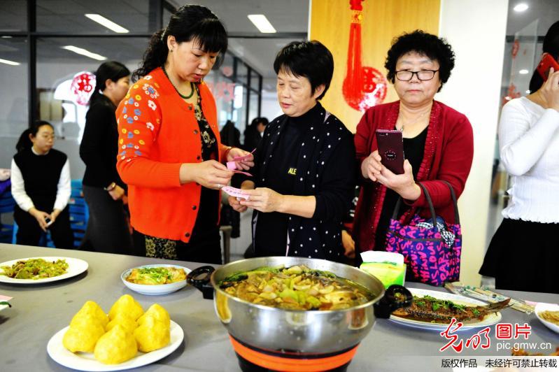 山东青岛居民举办年夜饭厨艺大比拼