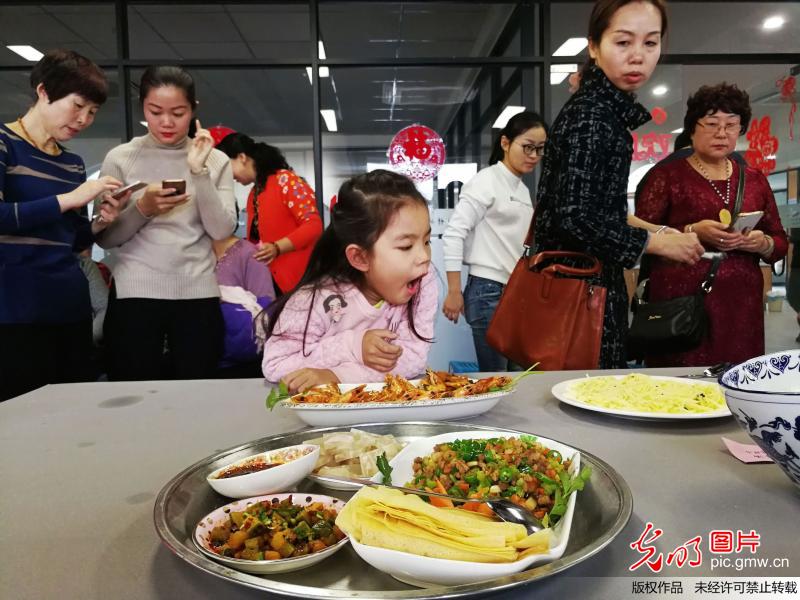 山东青岛居民举办年夜饭厨艺大比拼