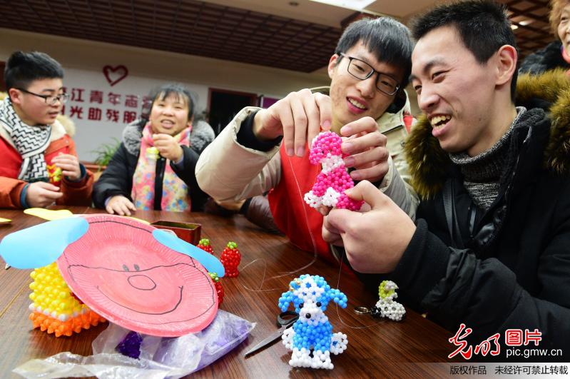 江苏镇江：志愿者与残疾居民喜话年俗
