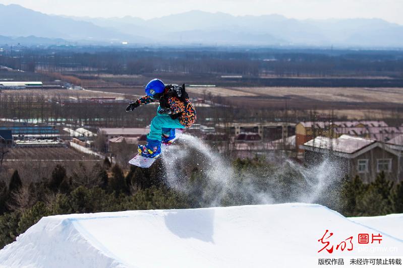 青少年自由式滑雪挑战赛在京举行