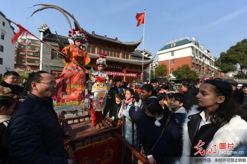 中外小朋友体验中国传统民俗