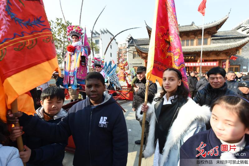 中外小朋友体验中国传统民俗