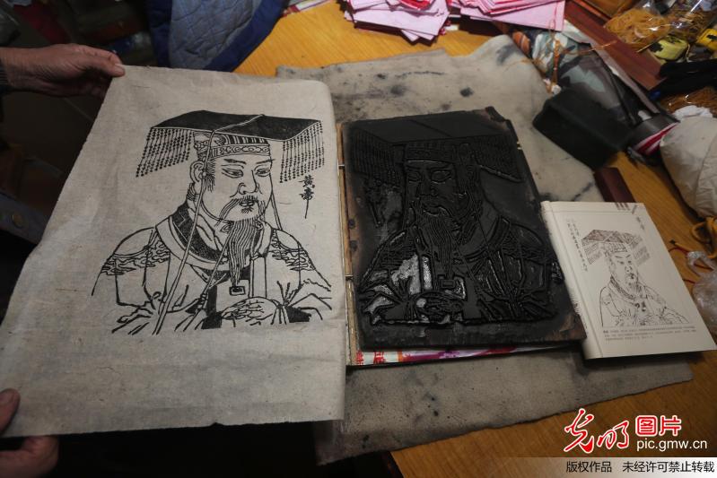山东青岛：让古代版画“复活”的非遗传承人