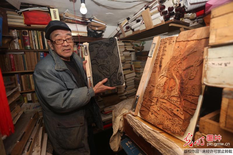 山东青岛：让古代版画“复活”的非遗传承人