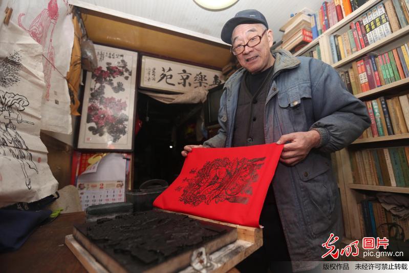 山东青岛：让古代版画“复活”的非遗传承人