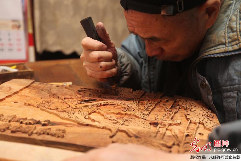山东青岛：让古代版画“复活”的非遗传承人