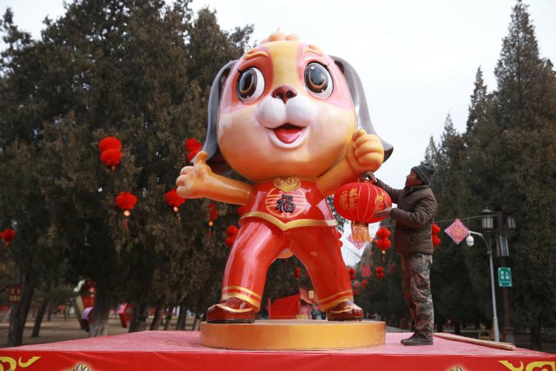 地坛庙会吉祥物“福狗迎春”亮相 游人纷纷拍照合影
