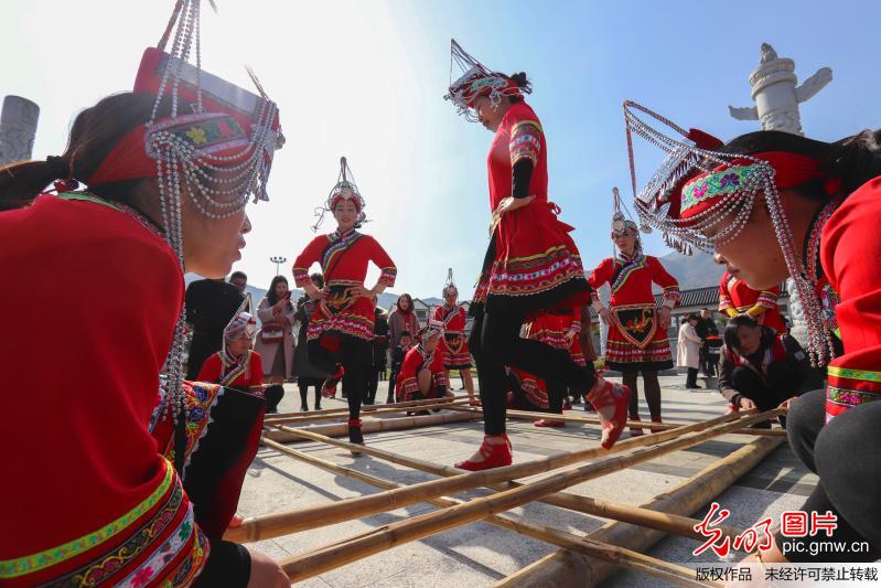 浙江温州：热炫民族风 年味别样浓