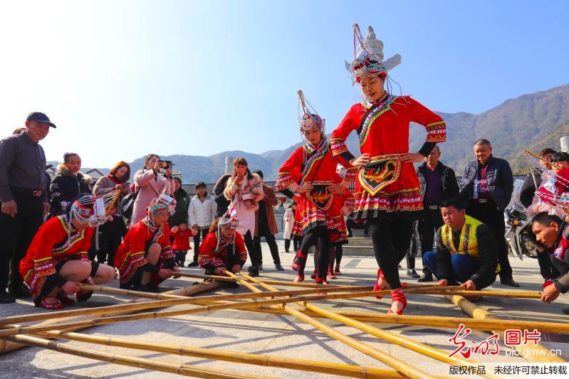 浙江温州：热炫民族风 年味别样浓