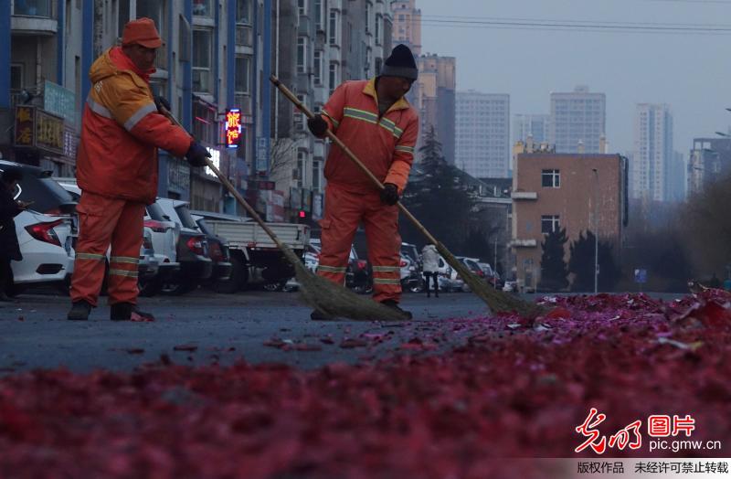 大连环卫工人大年初一忙扫红