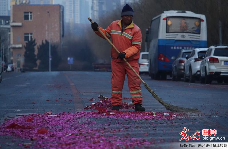 大连环卫工人大年初一忙扫红