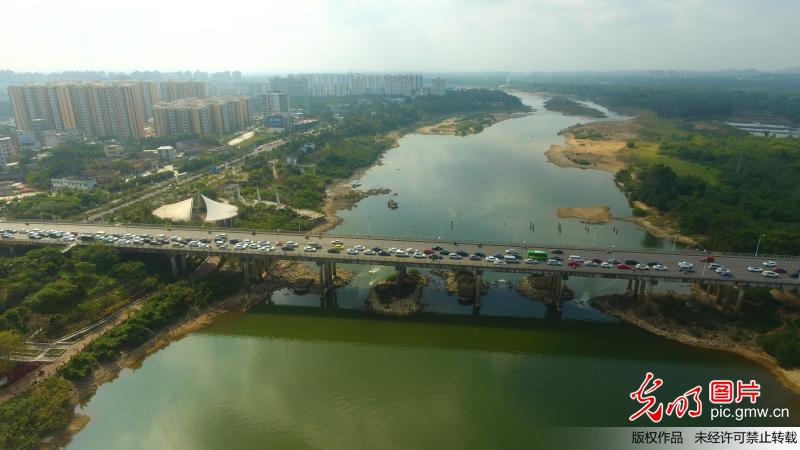 海南琼海：大年初二忙出游