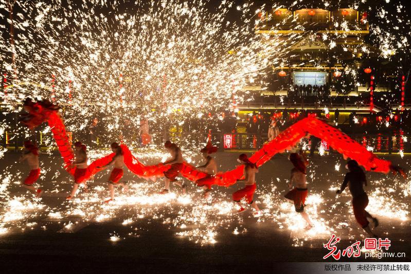 “火龙钢花”闹新春