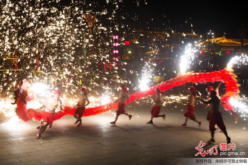 “火龙钢花”闹新春