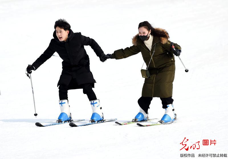 河北邢台：春节假日滑雪乐