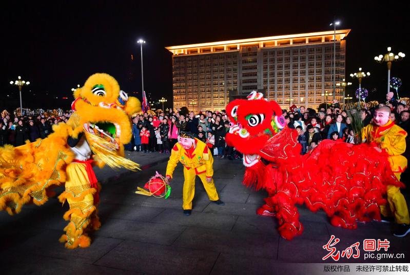 鄂西山区：“龙腾狮跃”夜闹春