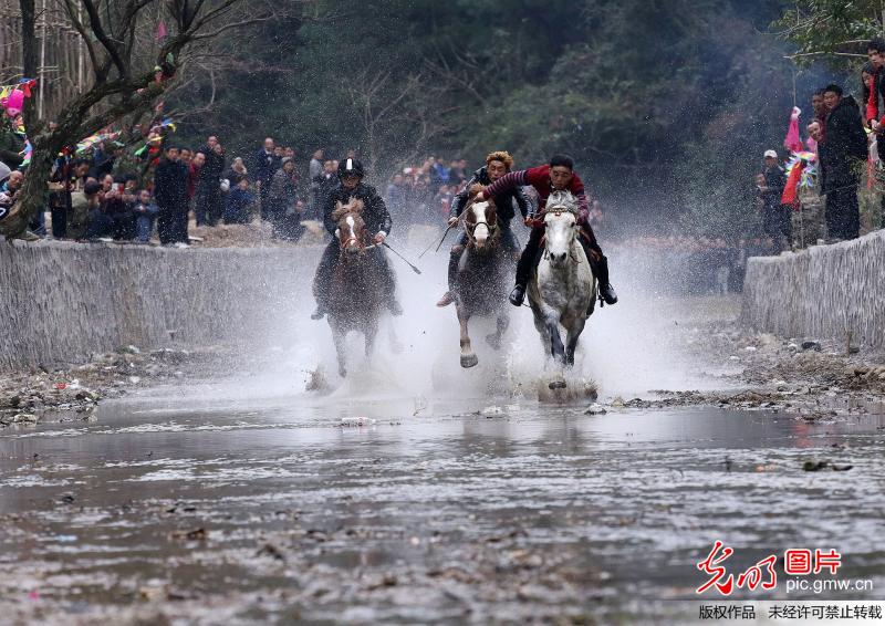 贵州麻江：水上赛马庆新春