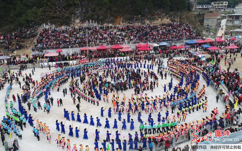 贵州龙里：苗族同胞“跳洞”祭祀闹新春