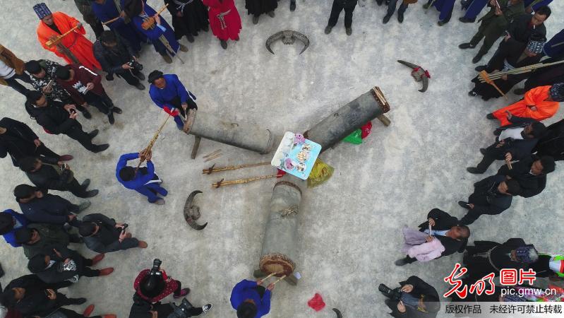 贵州龙里：苗族同胞“跳洞”祭祀闹新春