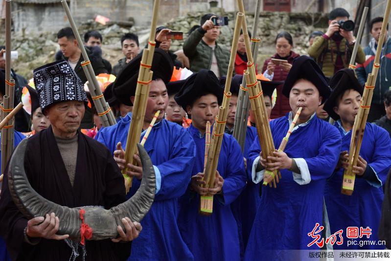 贵州龙里：苗族同胞“跳洞”祭祀闹新春