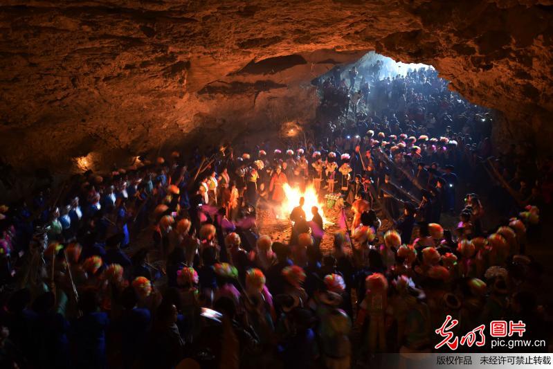 贵州龙里：苗族同胞“跳洞”祭祀闹新春