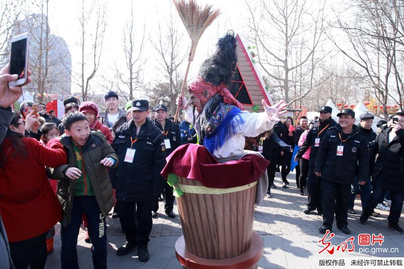 异国街头艺人助阵北京朝阳国际风情节与游客互动