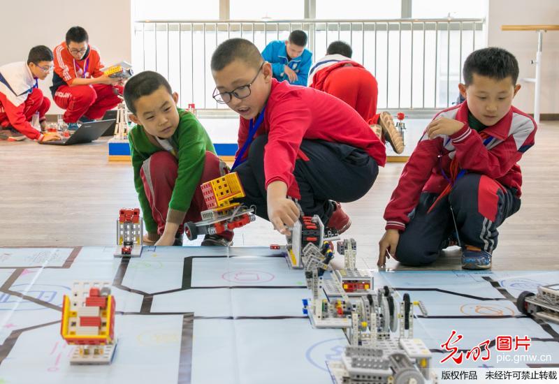 呼和浩特：机器人比赛展才艺