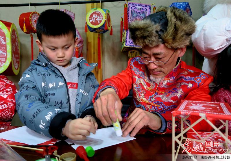 非物质文化传承人教孩子制作灯笼
