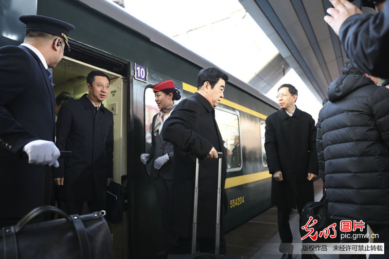 十三届全国人大一次会议黑龙江代表团抵京